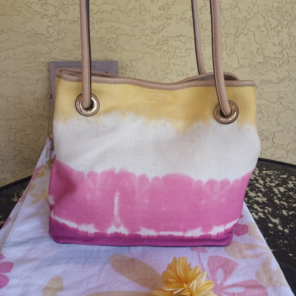 Calvin Klein Gabrianna reversible bucket bag with detachable wristlet - Picture 7 of 16